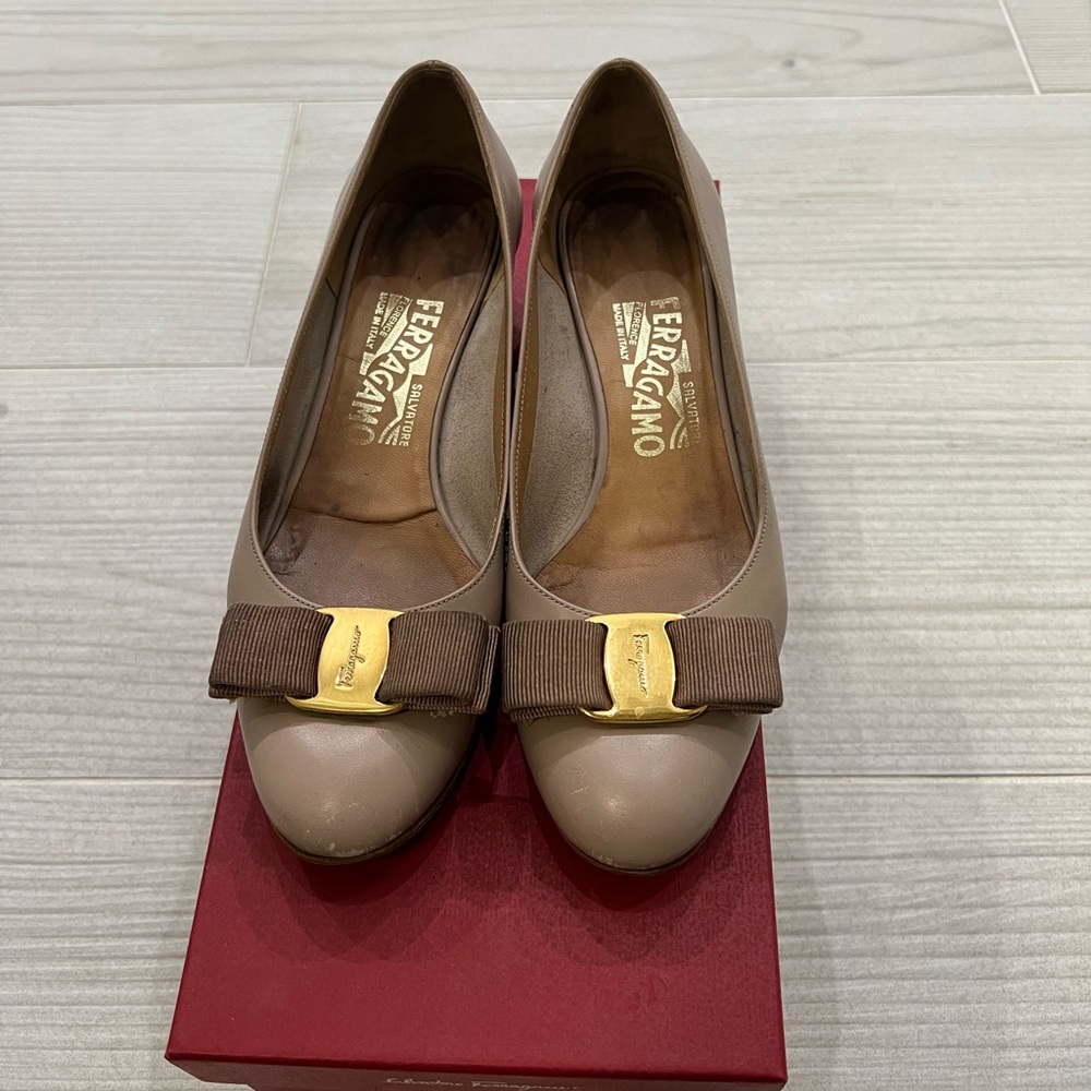 Salvatore Ferragamo Vara Pumps Size 5 - Taupe